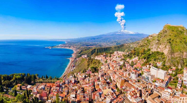 Na zdjęciu: miasto Taormina i widoczna w tle Etna.