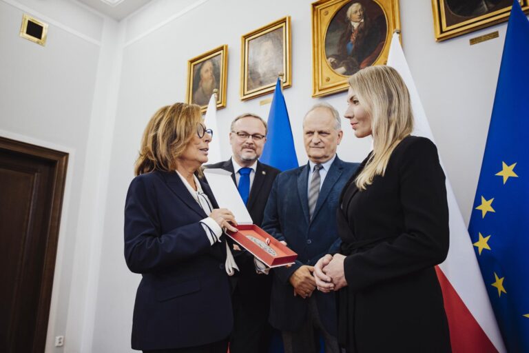 Uroczyste wręczenie medalu senackiego.