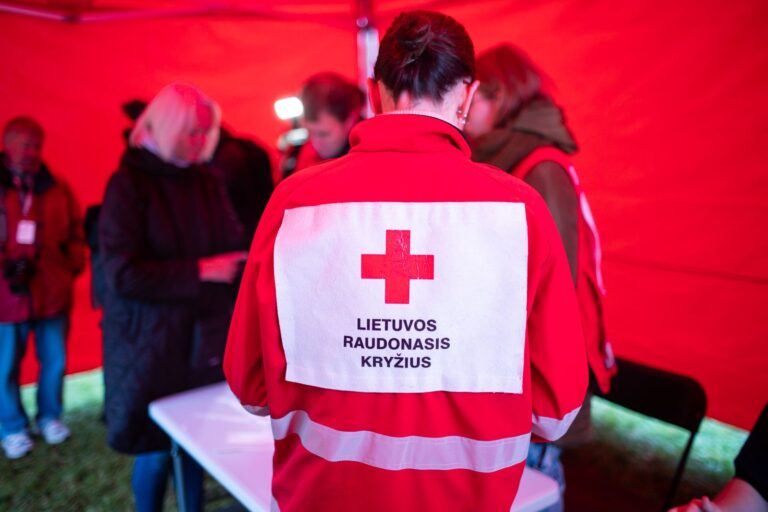 Mężczyzna w koszulce z nadpisem: „Litewski Czerwony Krzyż”.