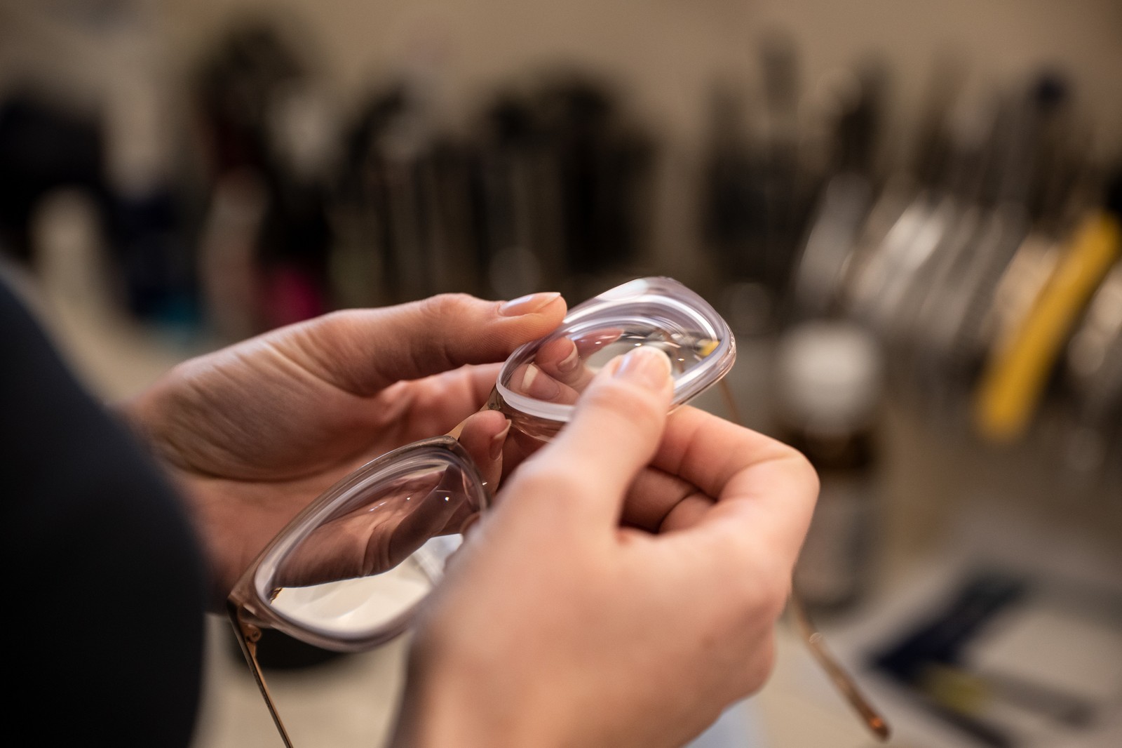 henning_w-glasses-9864287-PORTAL Okulary w rękach.