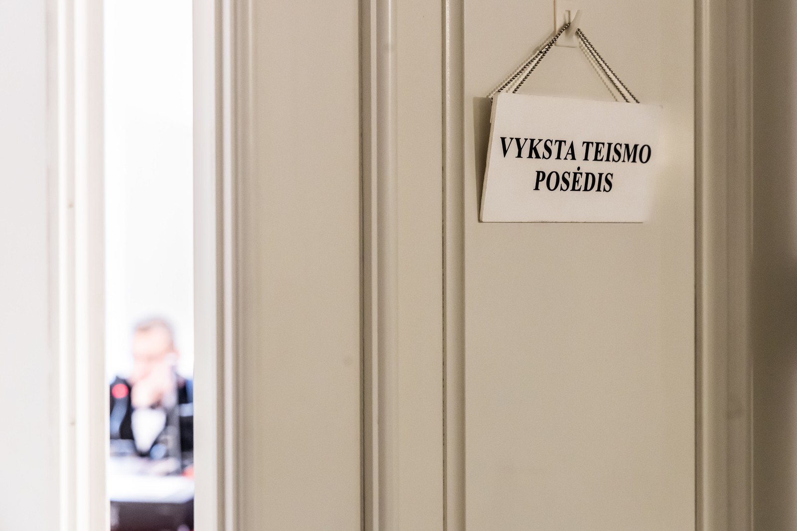 Nadpis „Trwa posiedzenie sądu”.