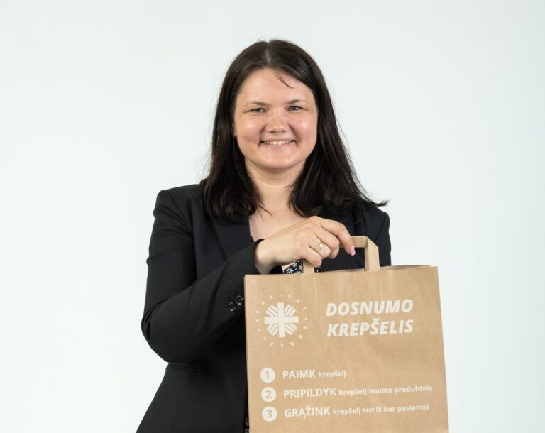 W punktach Caritas można odebrać specjalny papierowy „Koszyk hojności”, a następnie wypełnić go produktami spożywczymi o długim terminie przydatności.
