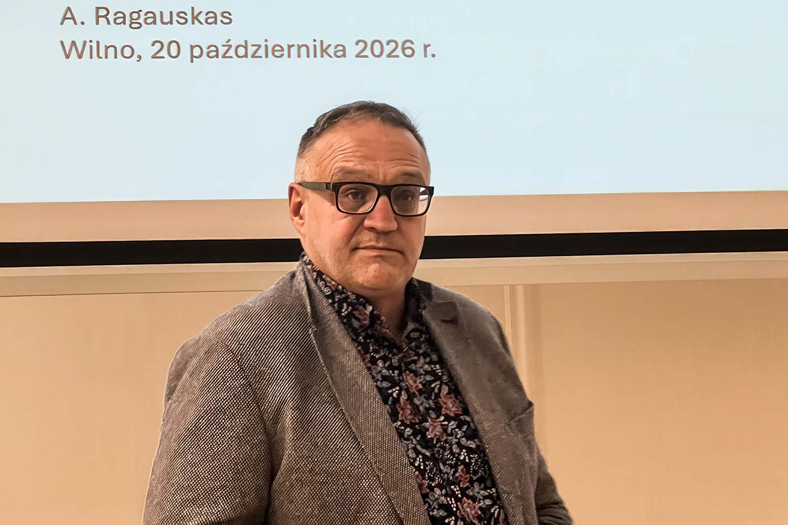 wyda-bartnictwo-2026-10-22 Książkę prof. Aivasa Ragauskasa i prof. Raimondy Ragauskienė „Bartnictwo w Wielkim Księstwie Litewskim” zaprezentował prof. Ragauskas.
