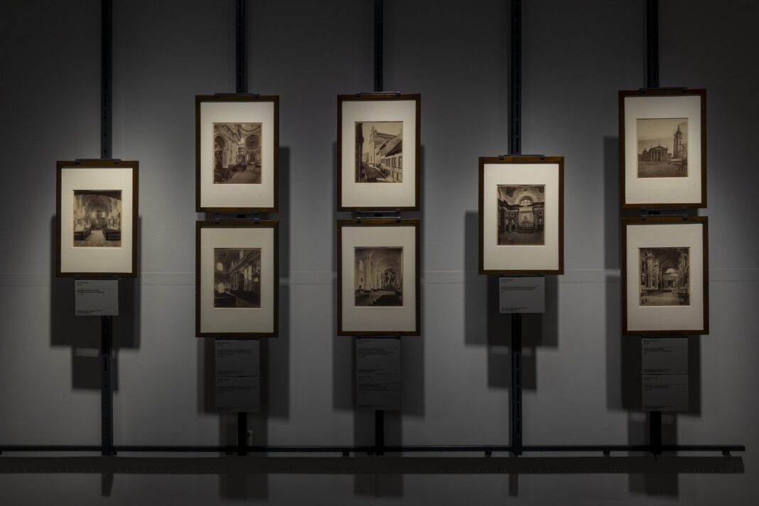 W ramach Galerii Sztuki XIX w. Muzeum Narodowego w Warszawie znajduje się specjalne miejsce poświęcone wyłącznie fotografii, wynalazkowi tamtego stulecia.