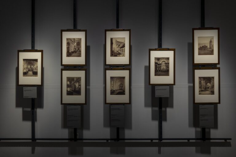W ramach Galerii Sztuki XIX w. Muzeum Narodowego w Warszawie znajduje się specjalne miejsce poświęcone wyłącznie fotografii, wynalazkowi tamtego stulecia.